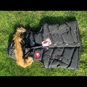 Black women’s Canada Weather Gear puffer vest.